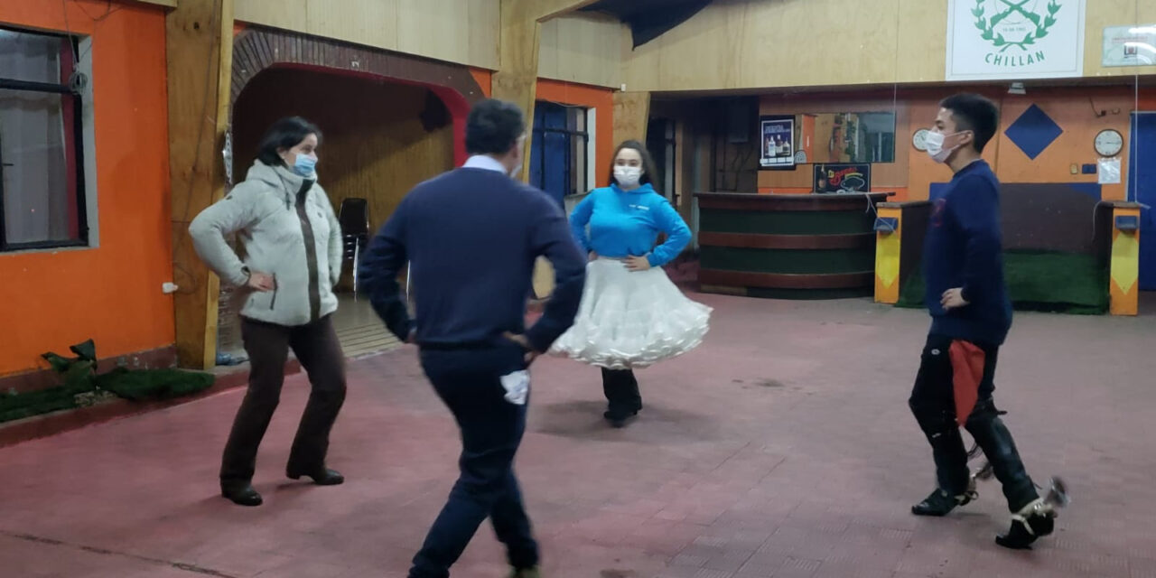 Taller de Cueca convoca a los colegiados en torno a las tradiciones